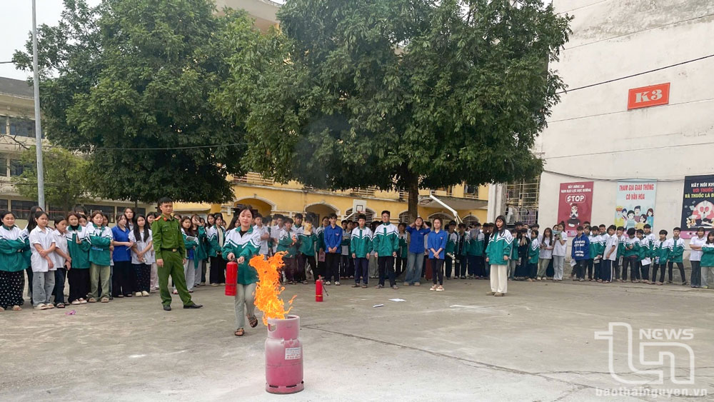 Phổ biến luật, kiến thức, kỹ năng phòng cháy, chữa cháy cho học sinh