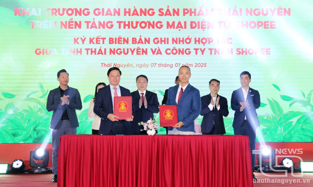 Đại diện tỉnh Thái Nguyên và Công ty TNHH Shopee Việt Nam ký kết Biên bản ghi nhớ hợp tác về thương mại điện tử, tháng 1-2025.