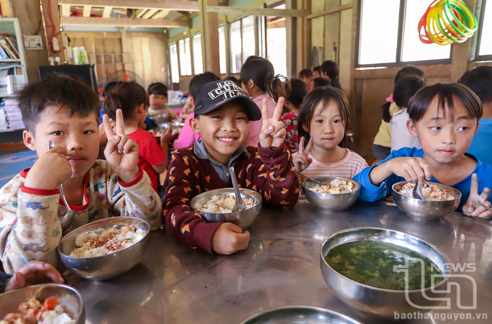 Học sinh Điểm trường tiểu học Lũng Hoài nhận được sự hỗ trợ từ Chương trình Cơm có thịt quỹ Trò nghèo vùng cao với định mức 10 nghìn đồng/học sinh/bữa trưa.