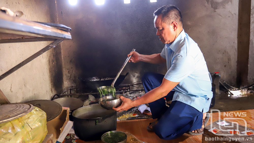 Với định mức chỉ 10 nghìn đồng/học sinh/bữa trưa, Điểm trường tiểu học Lũng Hoà tổ chức cho giáo viên tình nguyện phối hợp với phụ huynh để nấu bữa ăn trưa cho học sinh. Trong ảnh, giáo viên Điểm trường tình nguyện tham gia nấu ăn cho học sinh.