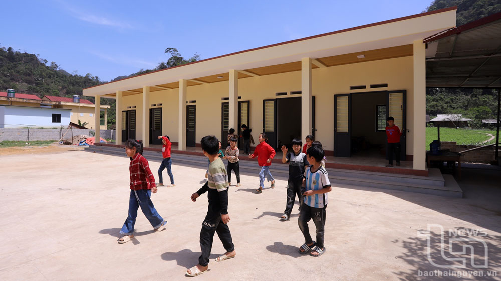 Cùng với đầu tư của nhà nước, hạ tầng phục vụ giáo dục khu vực này nhận được khá nhiều sự quan tâm của cộng đồng. Trong ảnh: Tháng 4 này, Trường Tiểu học Thượng Nung đã khánh thành, đưa vào sử dụng 3 phòng học mới từ nguồn xã hội hoá cho Điểm trường Tiểu học Lũng Hoài