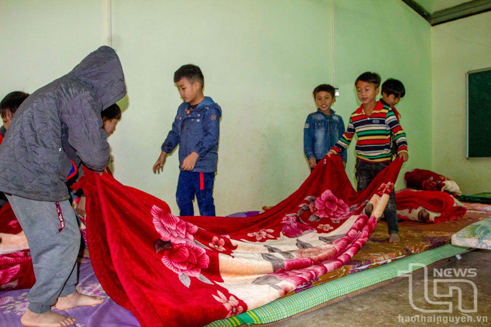 Giáo viên Điểm trường mầm non Lũng Cà chăm sóc học sinh tại điểm trường ngay trong giờ ngủ trưa để giúp các em nằm ngủ đúng tư thế, bảo đảm phát triển về thể chất.