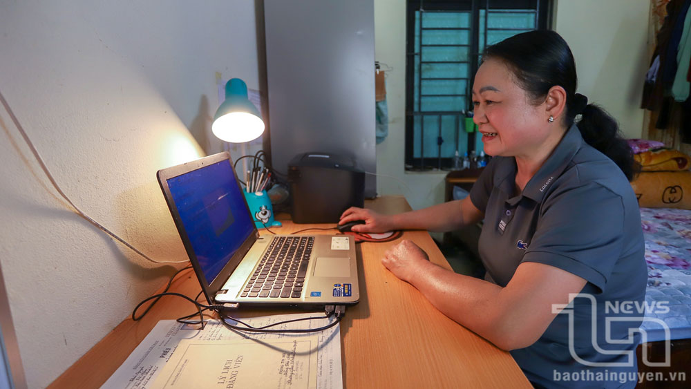 Bên cạnh chăm lo trực tiếp cho học sinh, các trường và điểm trường ở khu vực này còn bố trí phòng ở công vụ cho giáo viên có nhu cầu. Qua đó, bảo đảm hoạt động dạy học với chất lượng tối ưu. Trong ảnh, nhờ có phòng ở công vụ, cô giáo Nông Thị Nơi, Trường tiểu học Lũng Luông không phải đi về hơn 80km mỗi ngày.