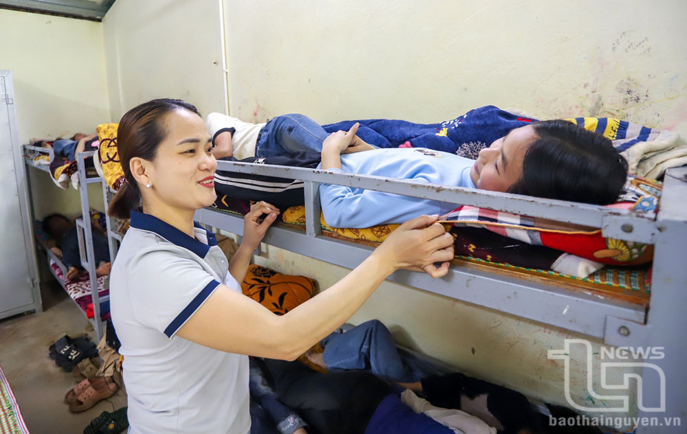Với mô hình bán trú, các trường, điểm trường trong khu vực Tam lũng cũng bố trí được các khu vực ngủ trưa giúp học sinh bảo đảm sức khoẻ học 2 buổi/ngày. Trong ảnh, giáo viên Trường tiểu học Lũng Luông kiểm tra giờ ngủ trưa của học sinh tại ký túc xá riêng của nhà trường