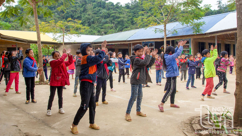 Học sinh Tiểu học Lũng Luông được học tập, vui chơi trong điều kiện cơ sở vật chất khang trang, đội ngũ giáo viên đạt chuẩn