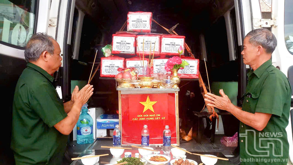 Đại diện Ban liên lạc Hội bạn chiến đấu Sư đoàn 5 trong chuyến hành trình di chuyển hài cốt 8 liệt sĩ về quê hương tháng 4-2022.
