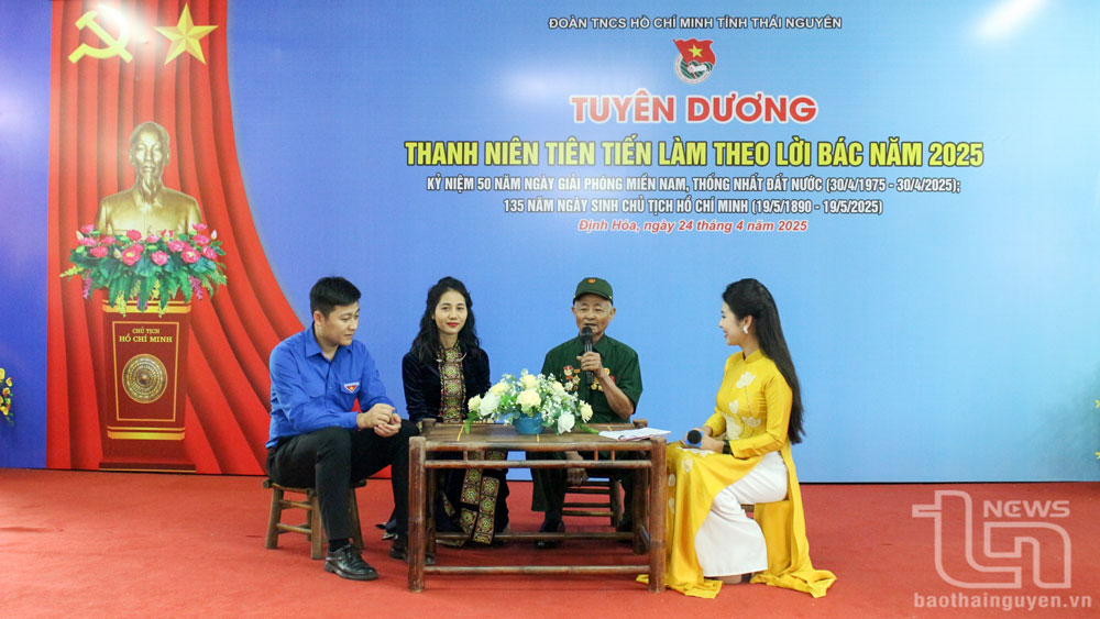 Các đại biểu tham gia tọa đàm với chủ đề “Tự hào quá khứ - vững bước tương lai”.