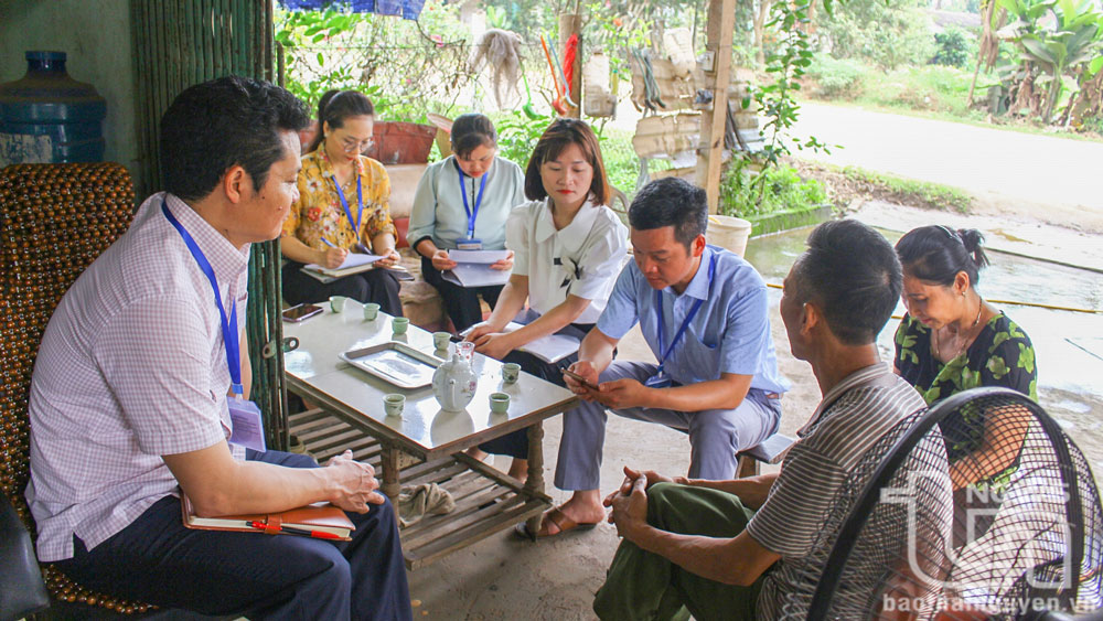 Các điều tra viên sử dụng phần mềm CAPI trên thiết bị di động để thu thập thông tin tại hộ dân... (ảnh minh họa).