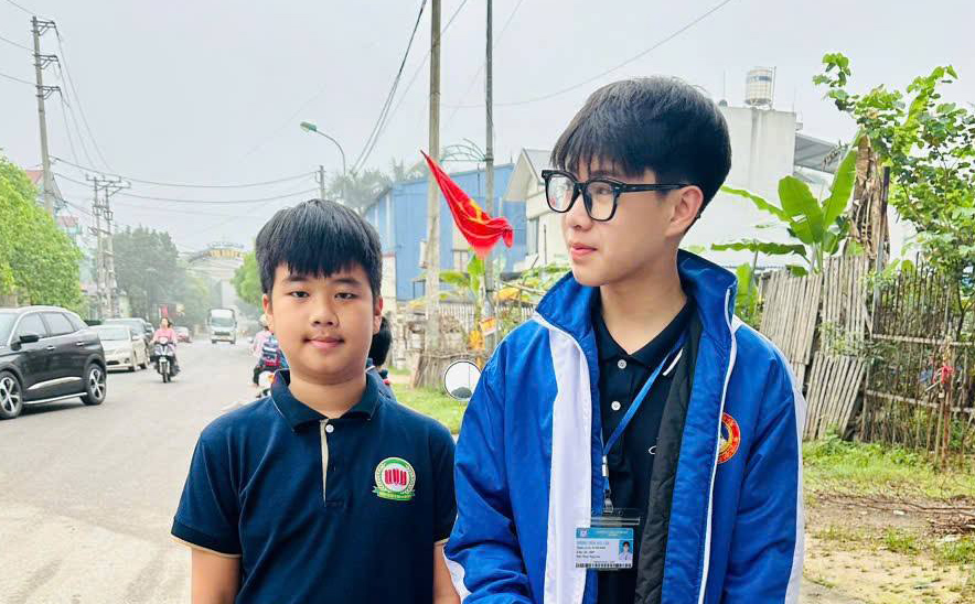 Nhặt được điện thoại đắt tiền, học sinh lớp 5 trả lại người bị mất