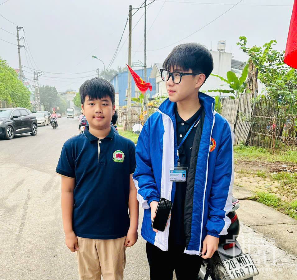 Em Nguyễn Nam Phong (học sinh lớp 5A2, Trường Tiểu học và THCS 915 Gia Sàng, TP. Thái Nguyên) trả lại chiếc điện thoại Iphone 11 Pro Max cho chủ nhân.