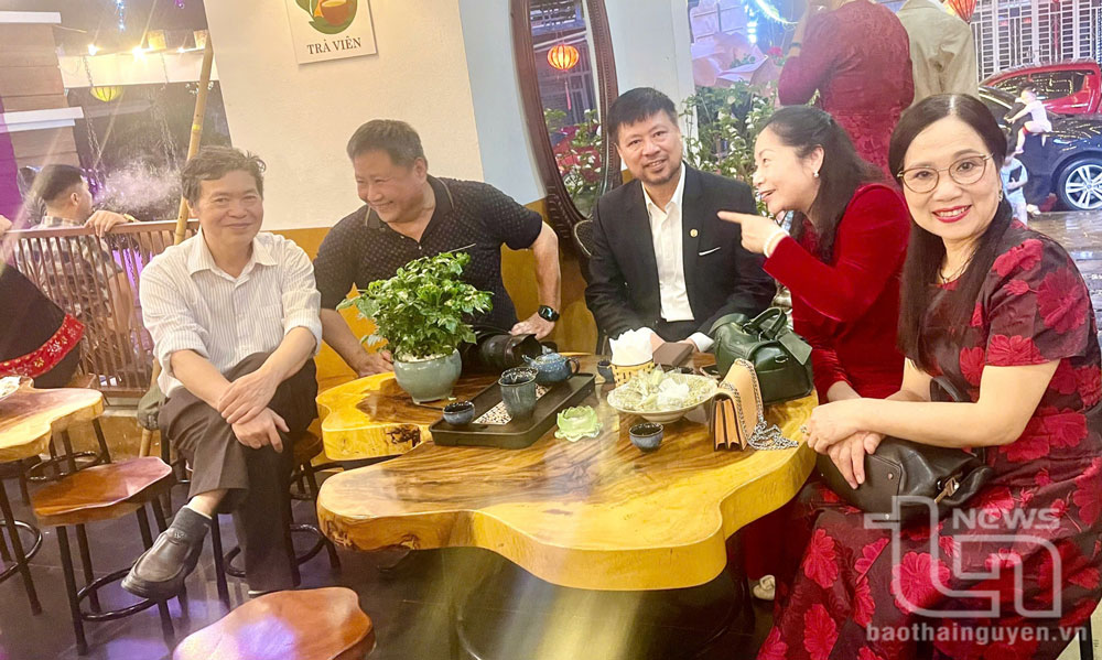 Những người bạn tâm giao nơi trà viên.