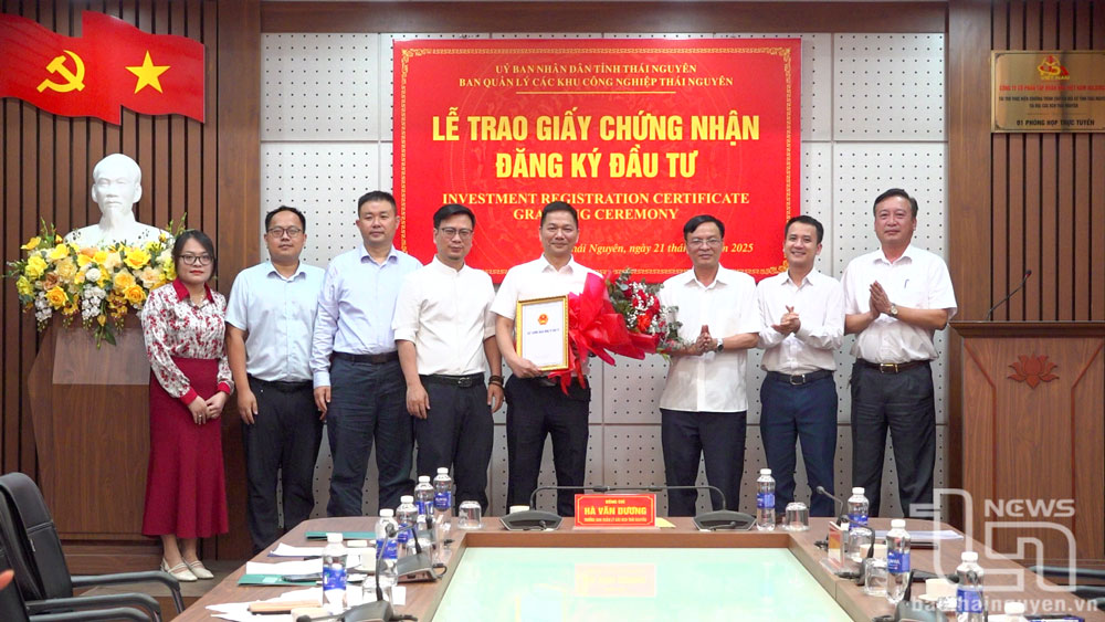 Trao Giấy chứng nhận đăng ký đầu tư cho Dự án Công ty TNHH Q Technology