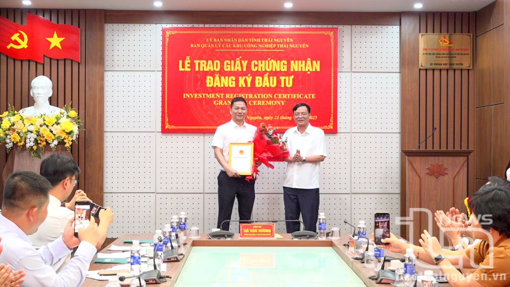 Lãnh đạo Ban Quản lý Các khu công nghiệp tỉnh Thái Nguyên trao giấy chứng nhận đăng ký đầu tư cho Dự án Công ty TNHH Q Technology (Việt Nam).