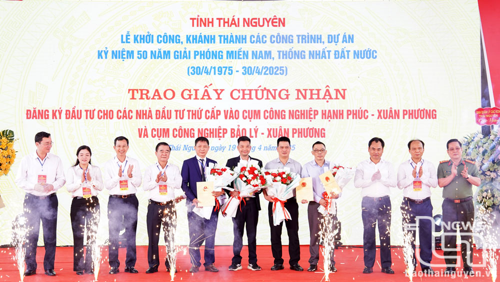 Đồng chí Trịnh Việt Hùng, Uỷ viên dự khuyết Trung ương Đảng, Bí thư Tỉnh ủy cùng các đại biểu trao giấy chứng nhận cho các nhà đầu tư thứ cấp Cụm công nghiệp Hạnh Phúc - Xuân Phương và Cụm công nghiệp Bảo Lý - Xuân Phương.