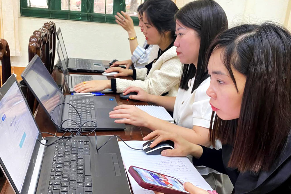 Các cán bộ, giáo viên hưởng ứng phong trào Bình dân học AI do Phòng Giáo dục và Đào tạo TP. Sông Công triển khai.