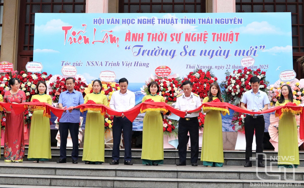 Đồng chí Trưởng Ban Tuyên giáo và Dân vận Tỉnh ủy Vũ Duy Hoàng cùng các đại biểu cắt băng khai trương triển lãm.