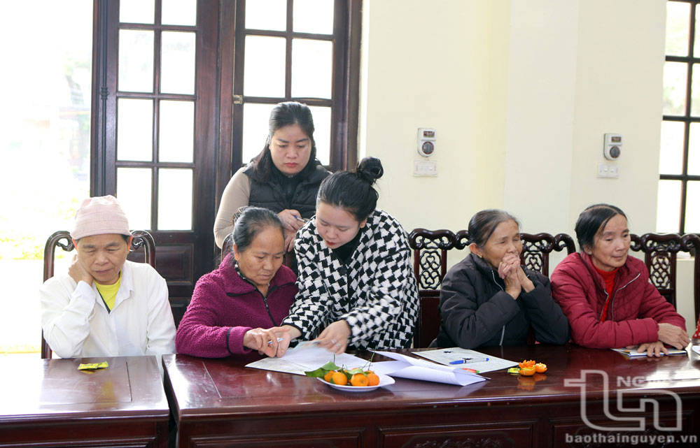 Cán bộ Trung tâm trợ giúp pháp lý nhà nước tỉnh hướng dẫn, hỗ trợ người khiếm thị thực hiện yêu cầu tư vấn pháp luật, trợ giúp pháp lý.