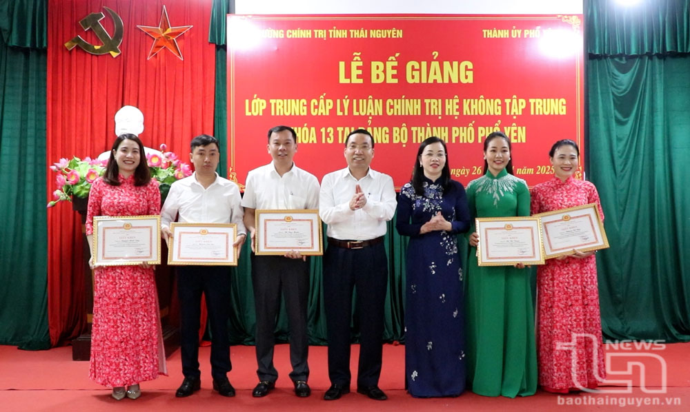 Bế giảng lớp trung cấp lý luận chính trị hệ không tập trung tại TP. Phổ Yên