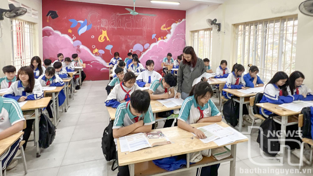Giờ học giáo viên và học sinh lớp 9, Trường THCS Trưng Vương (TP. Thái Nguyên).