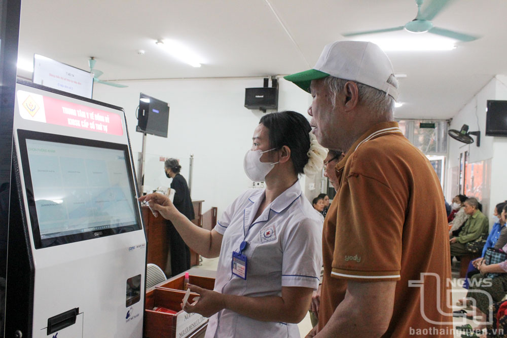 Kios lấy số thứ tự được triển khai ở hầu hết các bệnh viện trên địa bàn tỉnh. Trong ảnh: Những người cao tuổi được hướng dẫn lấy số thứ tự đăng ký khám tại Trung tâm Y tế huyện Đồng Hỷ.