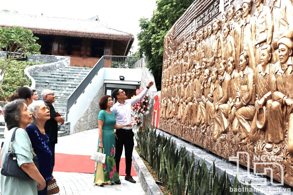 Thân nhân các giảng viên, học viên Trường dạy làm báo Huỳnh Thúc Kháng thăm Di tích của Trường được tu bổ, tôn tạo nằm bên bờ hồ Núi Cốc. Ảnh: T.L