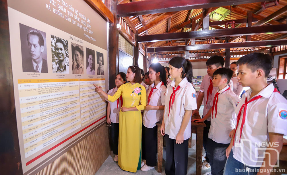 Cô và trò Trường Tiểu học và THCS Tân Thái (Đại Từ) tham quan Di tích lịch sử Quốc gia Địa điểm Trường dạy làm báo Huỳnh Thúc Kháng.