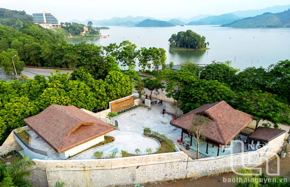 Di tích lịch sử Quốc gia Địa điểm Trường dạy làm báo Huỳnh Thúc Kháng nằm bên bờ hồ Núi Cốc.