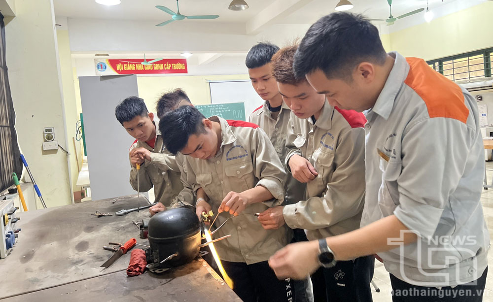 Giờ thực hành của học sinh lớp nghề điện lạnh.