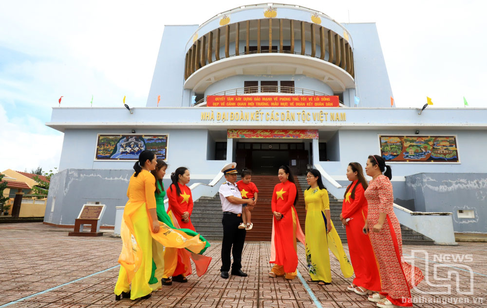 Tình đoàn kết gắn bó của quân dân trên đảo Đá Tây.