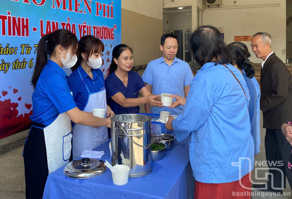 Đoàn viên, thanh niên, cán bộ Trung tâm Y tế TP. Thái Nguyên phát cháo miễn phí cho bệnh nhân.