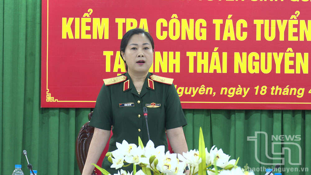 Thiếu tướng Phùng Thị Phú, Phó Cục trưởng Cục Quân huấn - Nhà trường, Trưởng đoàn công tác, phát biểu tại buổi làm việc.