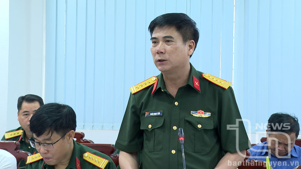 Đại tá Trần Ngọc Tiến, Ủy viên Ban Thường vụ Tỉnh ủy, Chỉ huy trưởng Bộ CHQS tỉnh, phát biểu tại buổi làm việc.