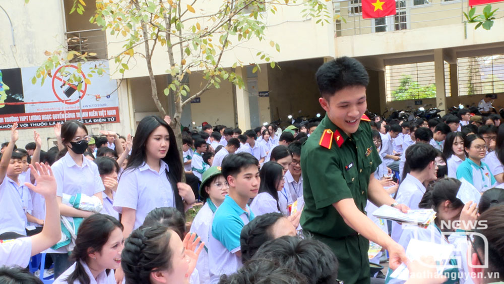 Công tác tuyên truyền, hướng nghiệp tuyển sinh quân sự tại Trường THPT Lương Ngọc Quyến (TP. Thái Nguyên).
