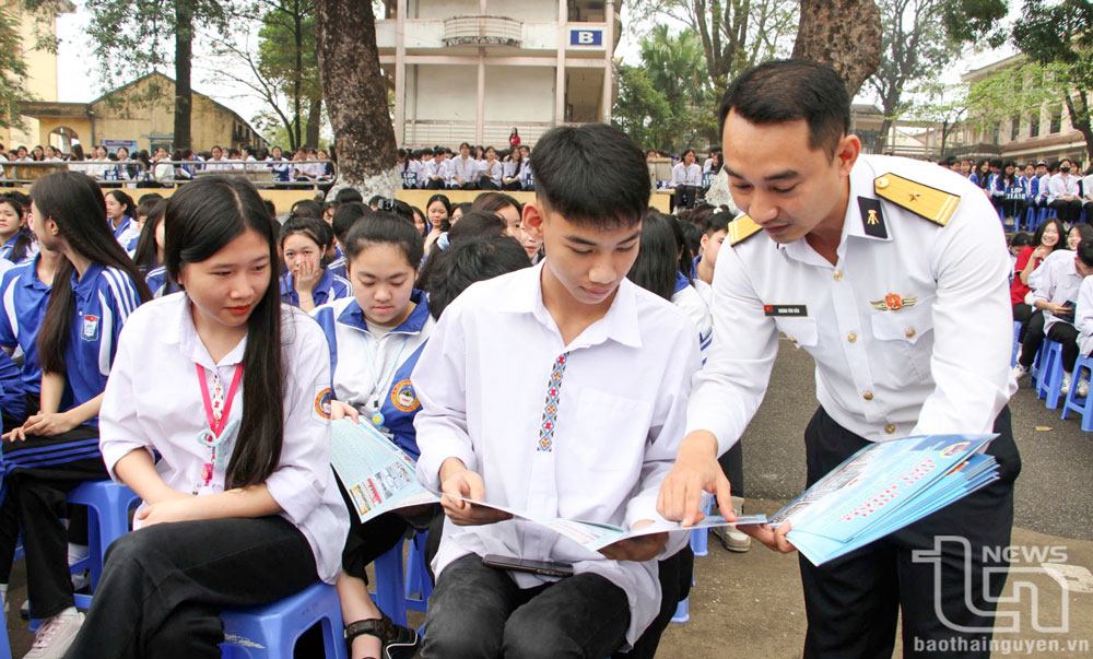 Tuyên truyền về biển đảo cho trên 4.700 học sinh THPT