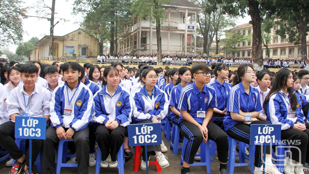 Các em học sinh Trường Phổ thông Vùng cao Việt Bắc tham dự buổi tuyên truyền về biển đảo.