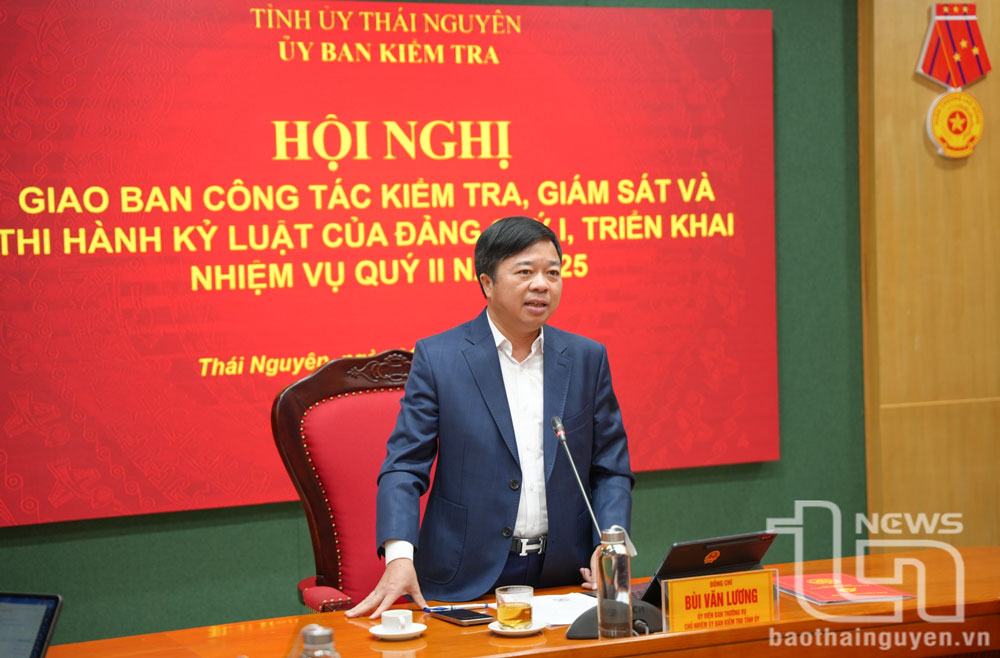 Đồng chí Bùi Văn Lương, Ủy viên Ban Thường vụ, Chủ nhiệm Ủy ban Kiểm tra Tỉnh ủy phát biểu tại Hội nghị.