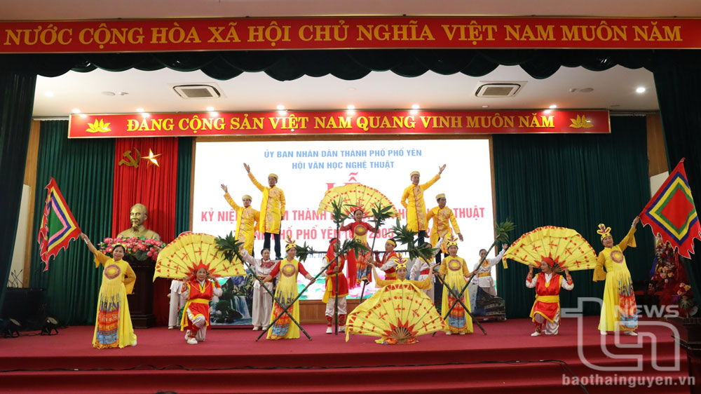 Các hội viên Hội Văn học Nghệ thuật TP. Phổ Yên biểu diễn các tiết mục văn nghệ tự dàn dựng tại Lễ kỷ niệm.
