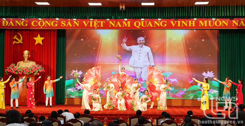 Một tiết mục nghệ thuật chào mừng Chương trình.