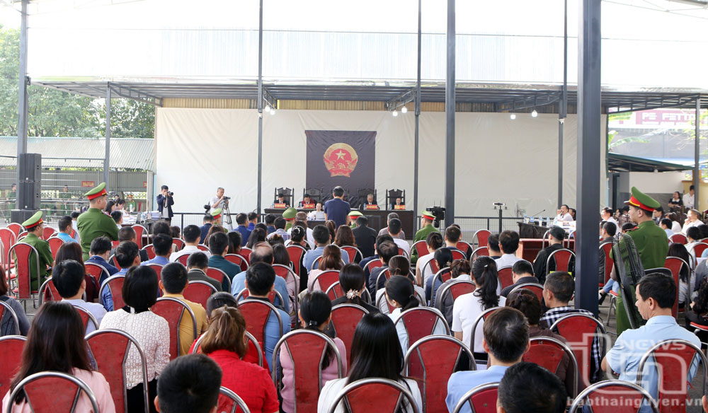 Quang cảnh phiên tòa ngày 15-4.