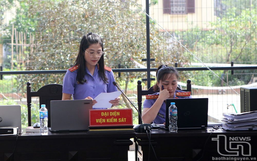 Kiểm sát viên đọc cáo trạng.
