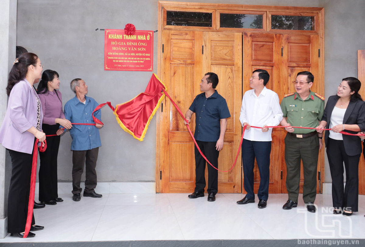 Đồng chí Bí thư Tỉnh ủy Trịnh Việt Hùng cùng các đại biểu cắt băng khánh thành và bàn giao công trình nhà ở cho gia đình ông Hoàng Văn Sơn, ở xóm Đồng Đình, xã La Hiên (Võ Nhai).