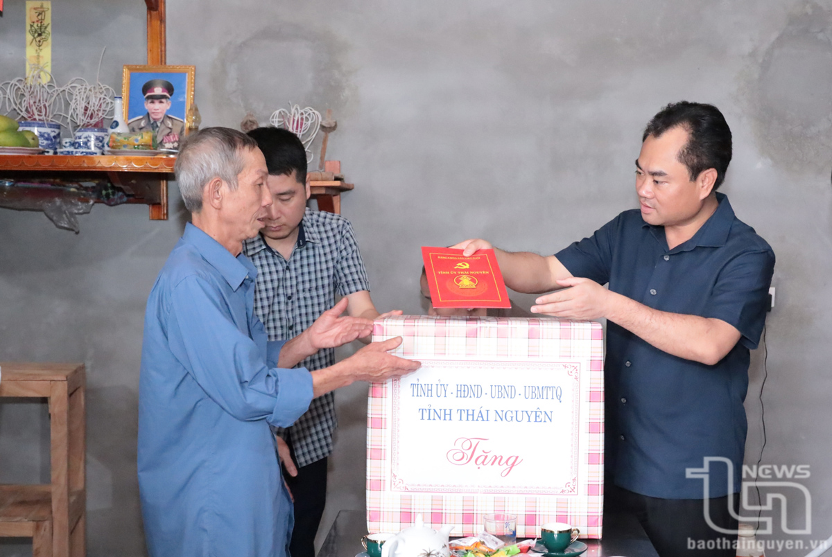 Đồng chí Bí thư Tỉnh ủy Trịnh Việt Hùng tặng quà, động viên gia đình ông Hoàng Văn Sơn.