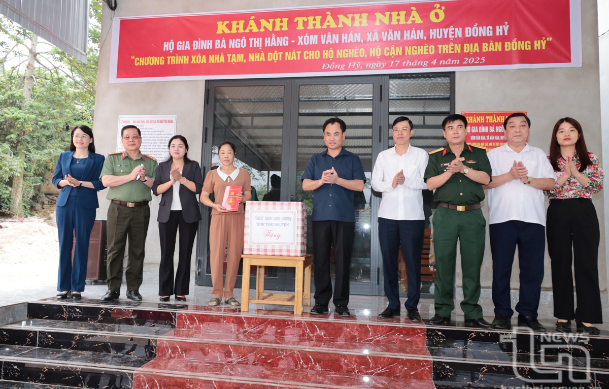 Đồng chí Bí thư Tỉnh ủy Trịnh Việt Hùng cùng các đại biểu dự Lễ khánh thành và bàn giao công trình nhà ở cho gia đình bà Ngô Thị Hằng.