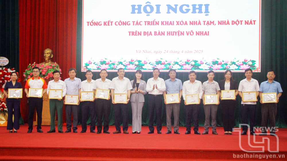 Đồng chí Chủ tịch Ủy ban MTTQ tỉnh và đồng chí Bí thư Huyện ủy Võ Nhai trao giấy khen cho các tập thể, cá nhân đã có thành tích tiêu biểu trong phong trào thi đua “Chung tay xóa nhà tạm, nhà dột nát” huyện Võ Nhai.