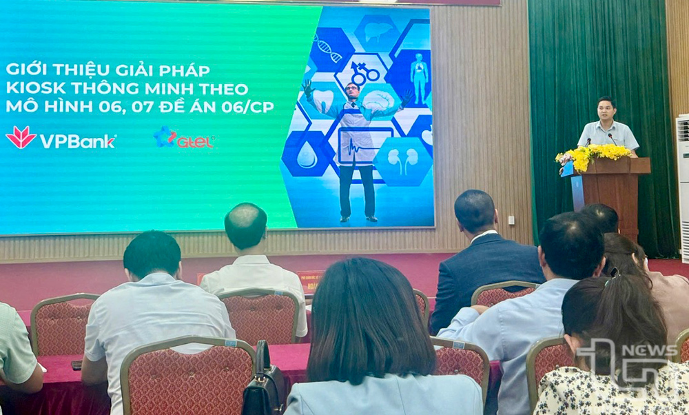 Đại diện VPBank và Gtel giới thiệu về giải pháp Kiosk thông minh tại Hội nghị.
