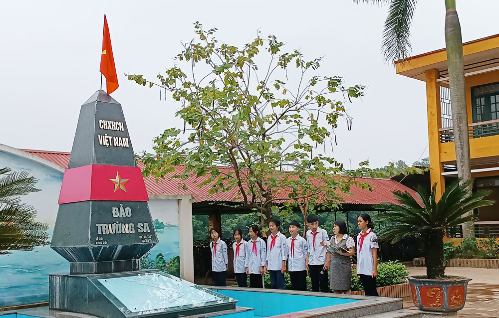 Một tiết học Địa lý của cô và trò Trường THCS Hà Châu tại mô hình biển đảo được xây dựng trong khuôn viên Trường.
