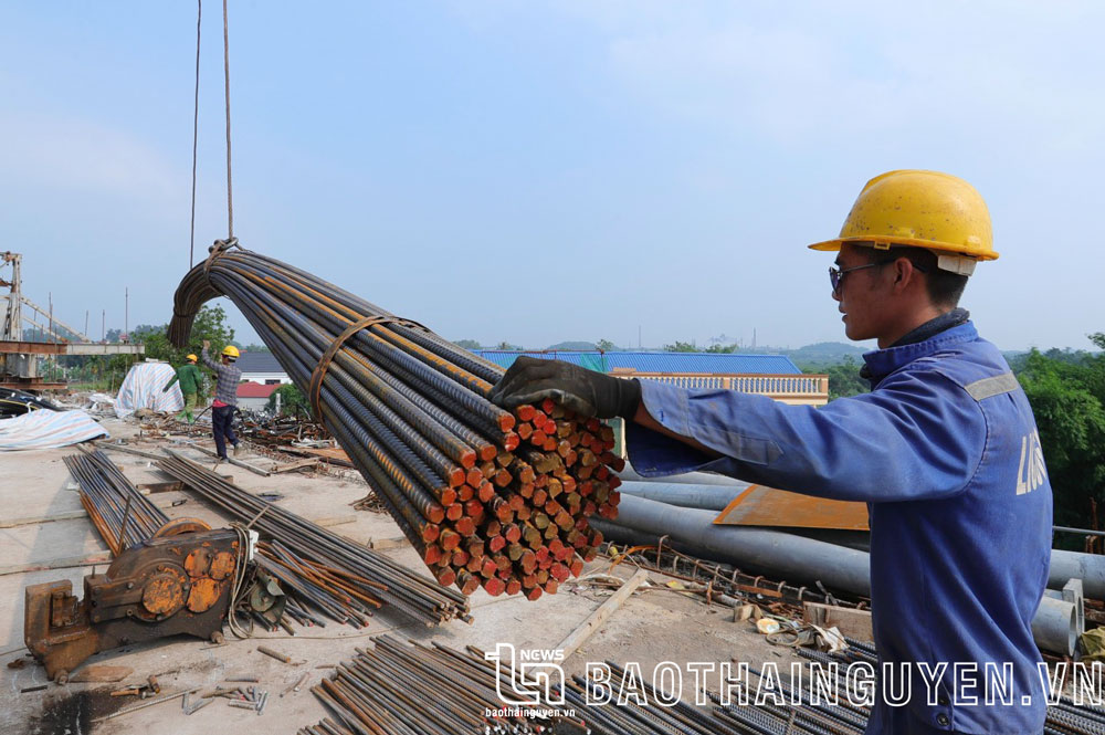 Nhà thầu cho biết nguyên vật liệu được huy động tối đa nhằm đẩy nhanh tiến độ thi công.