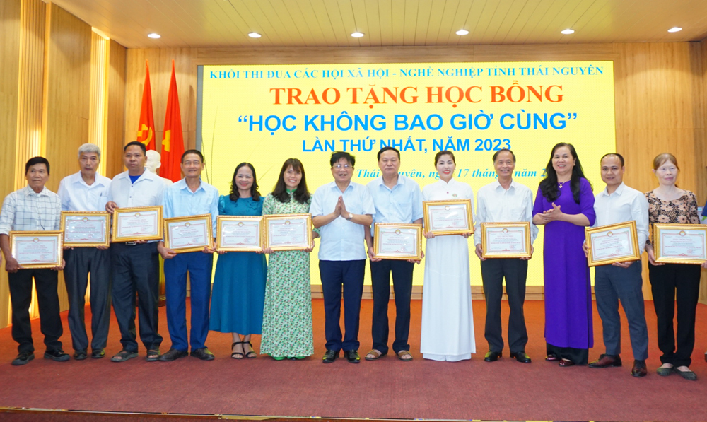 12 cá nhân được tặng học bổng "Học không bao giờ cùng"
