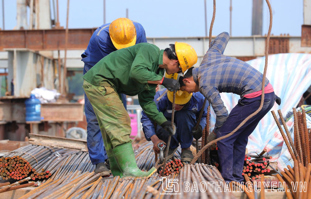 Các công nhân tại công trường làm việc tăng ca để đảm bảo tiến độ.