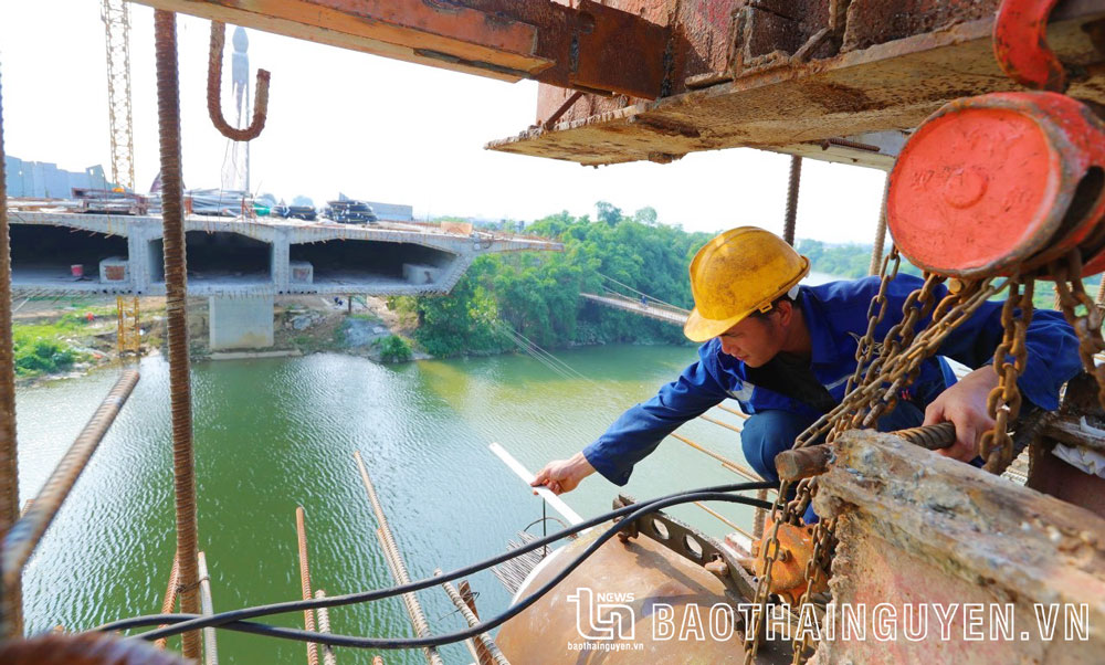 Trước khi hợp long cầu, kỹ sư của nhà thầu đo độ giãn dài của cáp, tính độ vòng của mặt cầu.